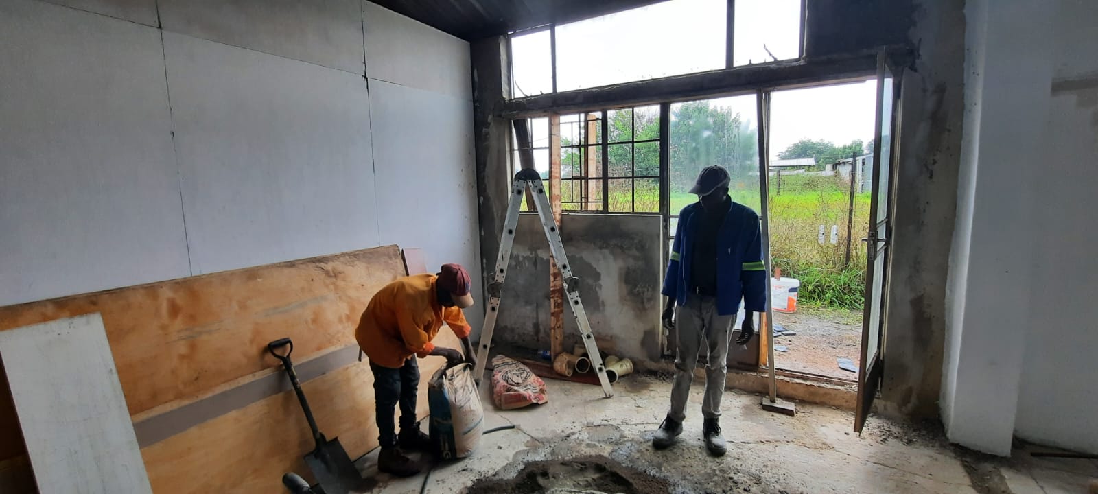 Concrete mix & leveling at the threshold